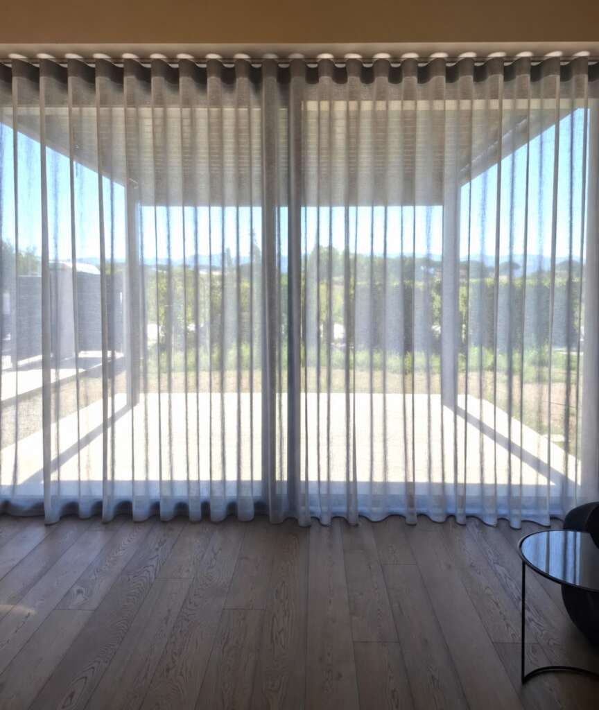 allestimento linen wave living intera gani the sign 3 Living con tenda a onda in lino filtrante Gani The Sign, allestimento Linen Wave