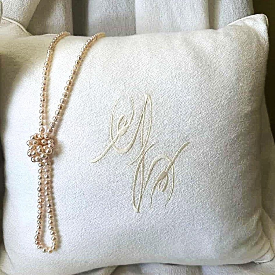 segno gg cuscino in cashmere gani the sign quadrata Cuscino in cashmere avorio con il segno GG ricamato e una collana di perle